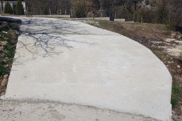 Строителство на бетонен път в близост до Варна