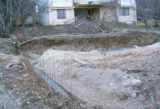 Направа на път и масивна ограда на вила до Балчик