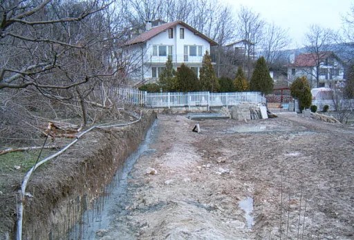 Направа на път и масивна ограда на вила до Балчик