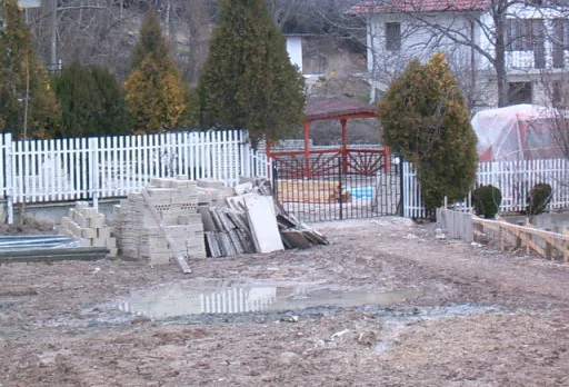 Направа на път и масивна ограда на вила до Балчик