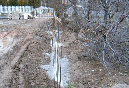 Направа на път и масивна ограда на вила до Балчик