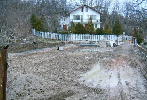 Направа на път и масивна ограда на вила до Балчик