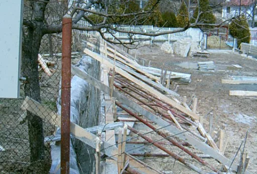 Направа на път и масивна ограда на вила до Балчик