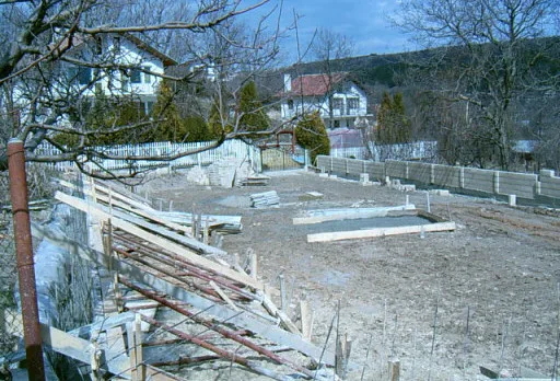 Направа на път и масивна ограда на вила до Балчик