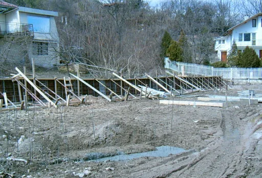 Направа на път и масивна ограда на вила до Балчик