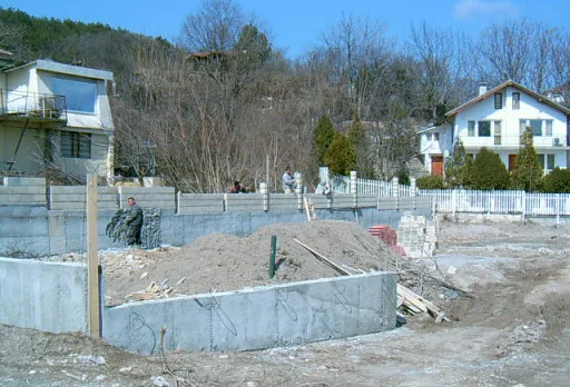 Направа на път и масивна ограда на вила до Балчик