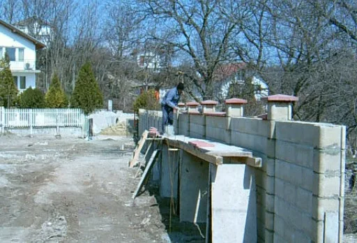 Направа на път и масивна ограда на вила до Балчик