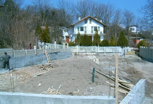 Направа на път и масивна ограда на вила до Балчик