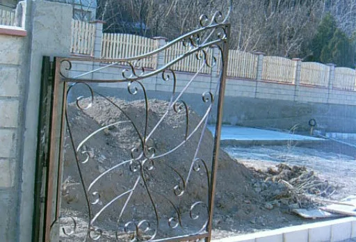 Направа на път и масивна ограда на вила до Балчик