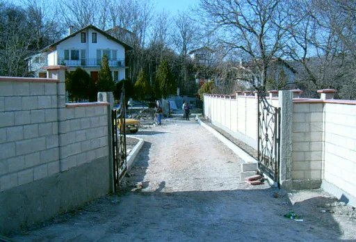 Направа на път и масивна ограда на вила до Балчик