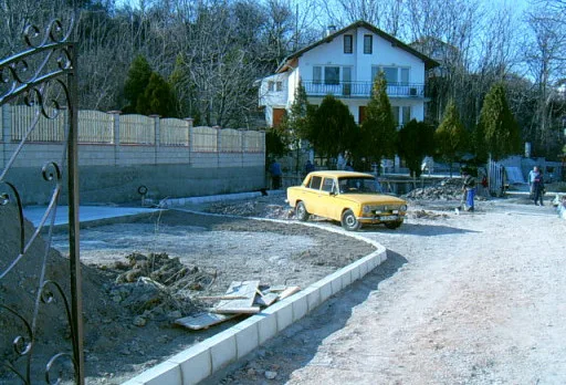 Направа на път и масивна ограда на вила до Балчик