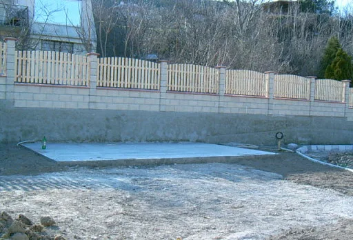 Направа на път и масивна ограда на вила до Балчик