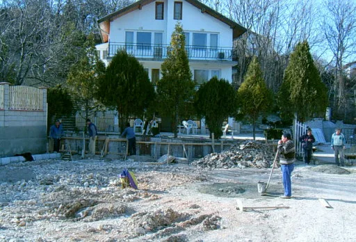 Направа на път и масивна ограда на вила до Балчик