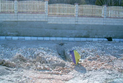 Направа на път и масивна ограда на вила до Балчик