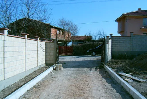 Направа на път и масивна ограда на вила до Балчик