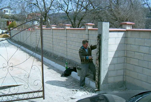 Направа на път и масивна ограда на вила до Балчик