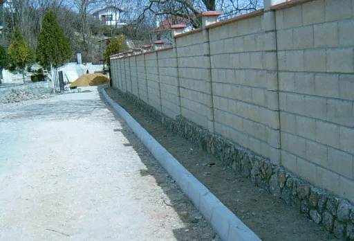 Направа на път и масивна ограда на вила до Балчик