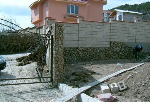 Направа на път и масивна ограда на вила до Балчик