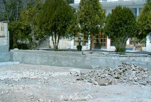 Направа на път и масивна ограда на вила до Балчик