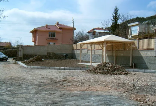 Направа на път и масивна ограда на вила до Балчик