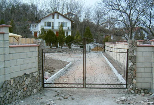 Направа на път и масивна ограда на вила до Балчик