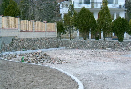 Направа на път и масивна ограда на вила до Балчик