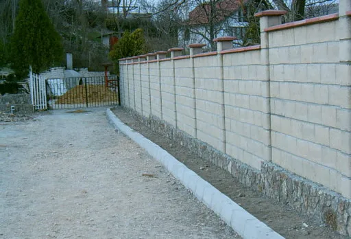 Направа на път и масивна ограда на вила до Балчик