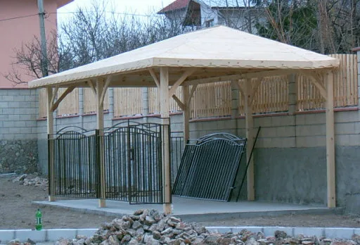 Направа на път и масивна ограда на вила до Балчик