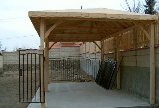 Направа на път и масивна ограда на вила до Балчик