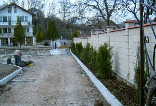 Направа на път и масивна ограда на вила до Балчик