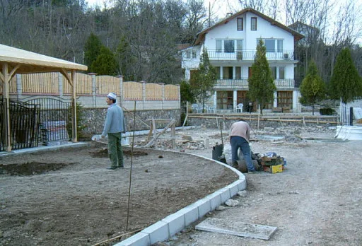 Направа на път и масивна ограда на вила до Балчик