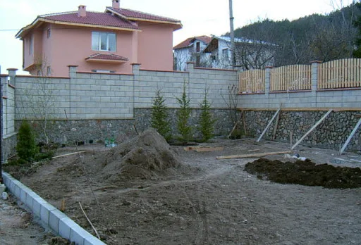 Направа на път и масивна ограда на вила до Балчик