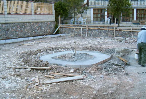 Направа на път и масивна ограда на вила до Балчик