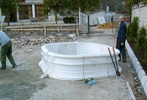 Направа на път и масивна ограда на вила до Балчик