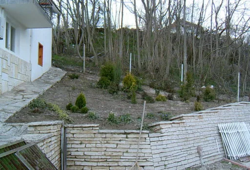 Направа на път и масивна ограда на вила до Балчик