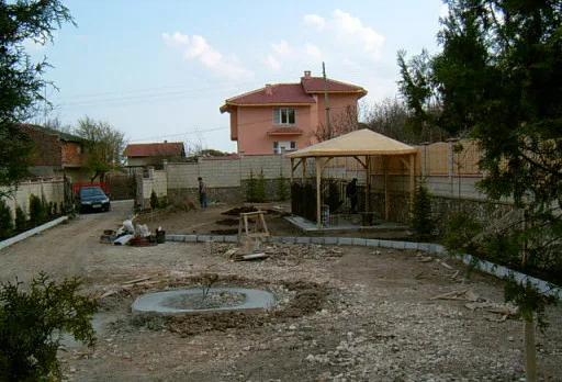 Направа на път и масивна ограда на вила до Балчик