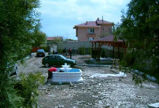 Направа на път и масивна ограда на вила до Балчик