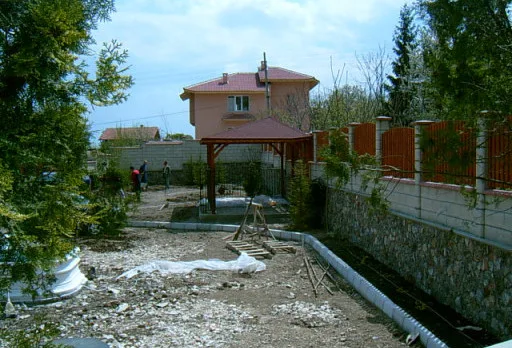 Направа на път и масивна ограда на вила до Балчик