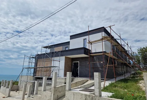 Модерна вила с плосък покрив в Балчик