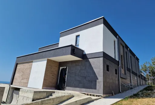 Модерна вила с плосък покрив в Балчик