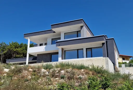 Модерна вила с плосък покрив в Балчик