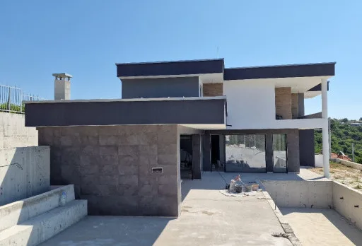 Модерна вила с плосък покрив в Балчик