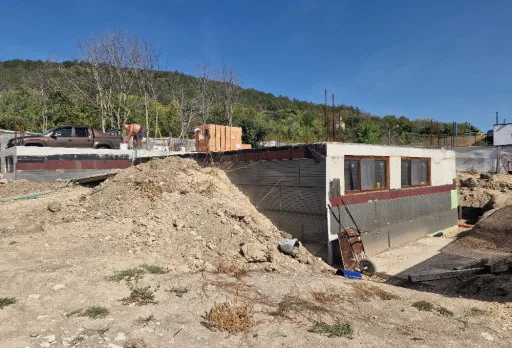 Класическа къща с покрив от керемиди – Рогачево 