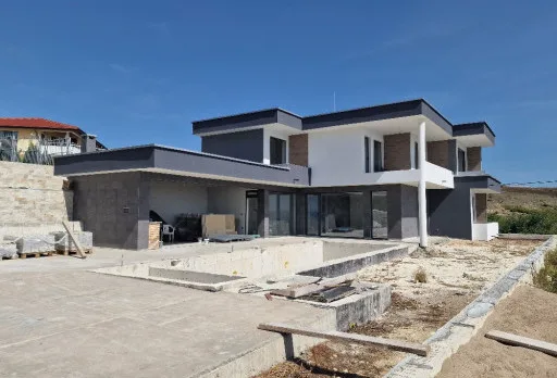 Модерна вила с плосък покрив в Балчик