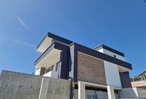 Модерна вила с плосък покрив в Балчик