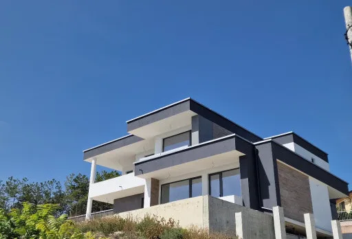 Модерна вила с плосък покрив в Балчик