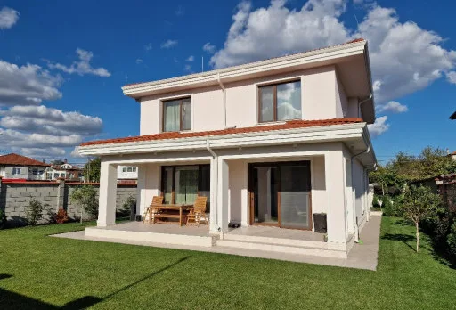 Двуетажна къща с паркомясто – с. Тополи, Варна