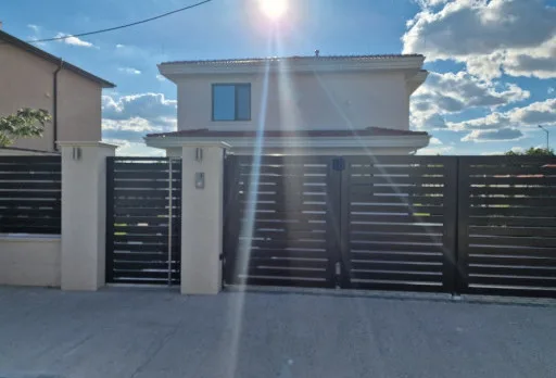 Двуетажна къща с паркомясто – с. Тополи, Варна