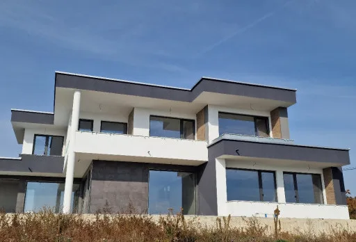 Модерна вила с плосък покрив в Балчик