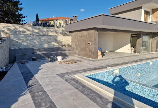 Модерна вила с плосък покрив в Балчик